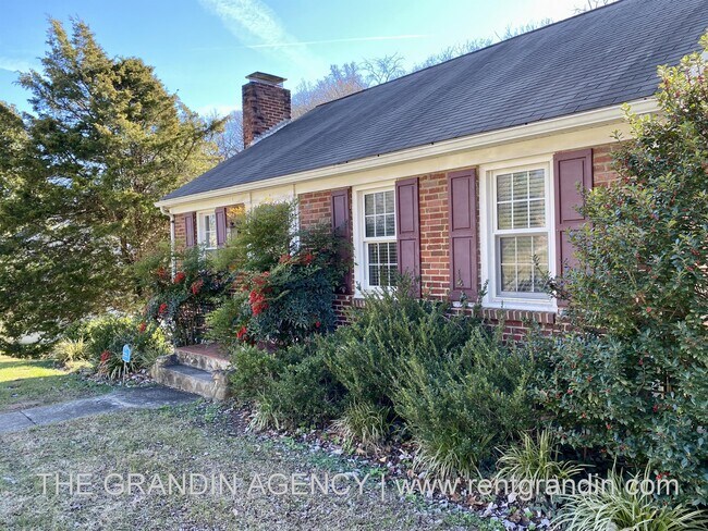 Foto del edificio - 906 Brandon Ave SW