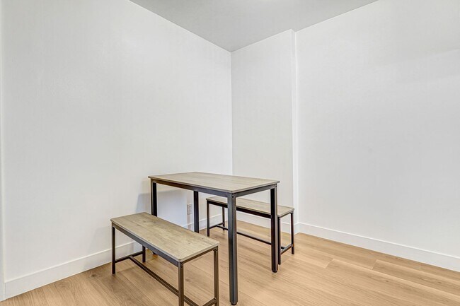 Foto del edificio - Spacious 1 Bedroom Apartments with Parking - Noho Arts District
