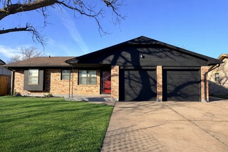 Building Photo - 1323 SE Clover Ln