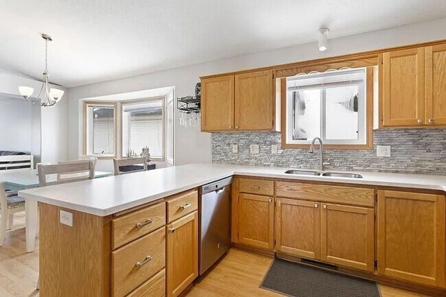 Foto del edificio - Charming 3BR Detached Townhome in Wyoming