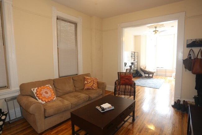 Building Photo - 2137 N Sheffield Ave