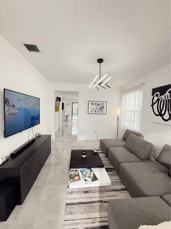 Foto del edificio - 717 NE 191st St