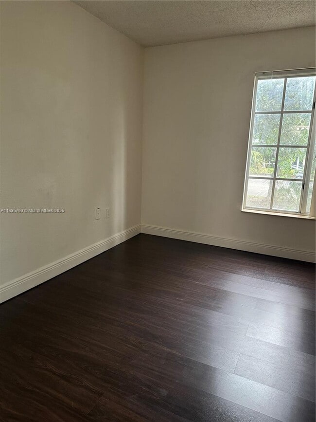 Foto del edificio - 5122 NW 79th Ave