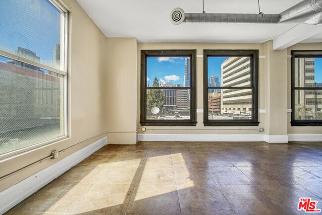 Building Photo - 108 W 2nd St