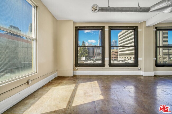 Building Photo - 108 W 2nd St