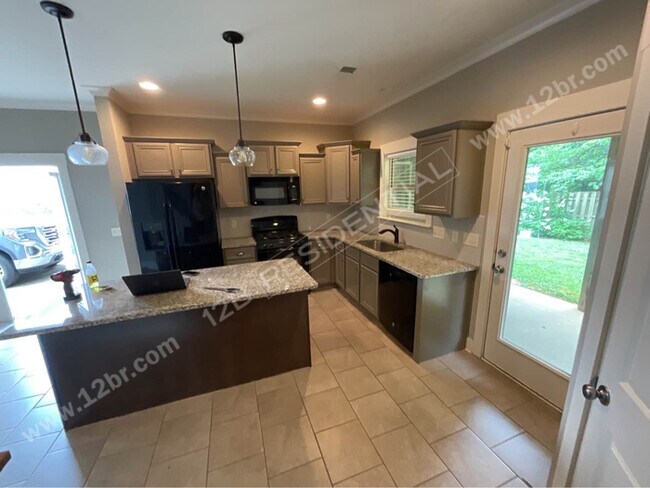 Foto del edificio - Exquisite 4-Bed, 2.5-Bath Home with Firepl...