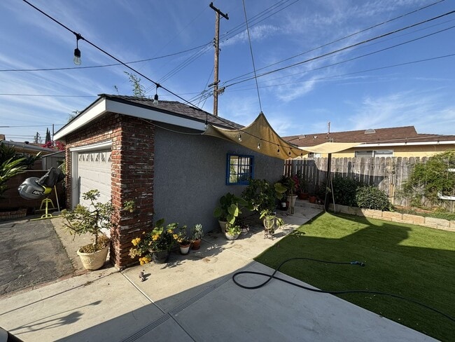 Building Photo - Desirable 3 Bedroom 2 Bathroom House