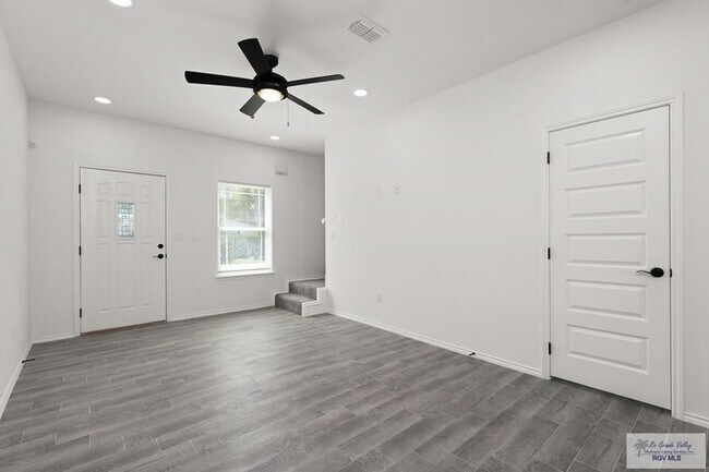 Foto del edificio - 405 Lion's Villa Ave