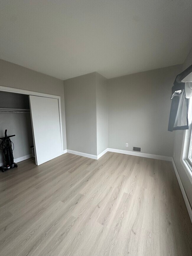 Dormitorio - 301 E 6th St