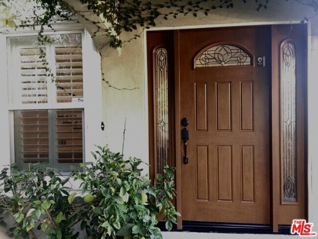 Foto del edificio - 125 N Palm Dr