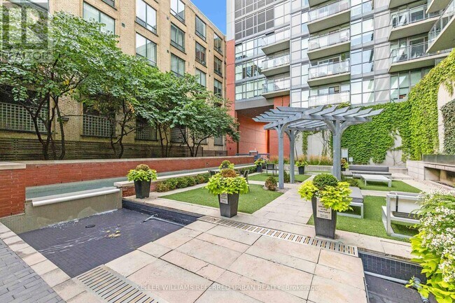 Photo du bâtiment - 775-775 King St W
