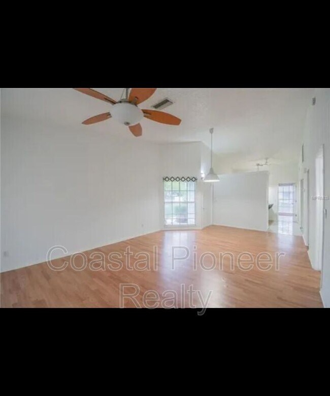 Foto del edificio - 16101 Rambling Vine Dr E