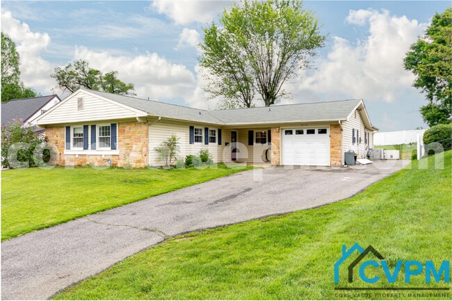 Foto del edificio - 12110 Tulip Grove Dr