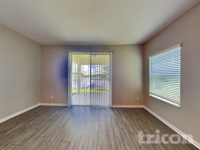 Foto del edificio - 523 Falcon Ridge Rd