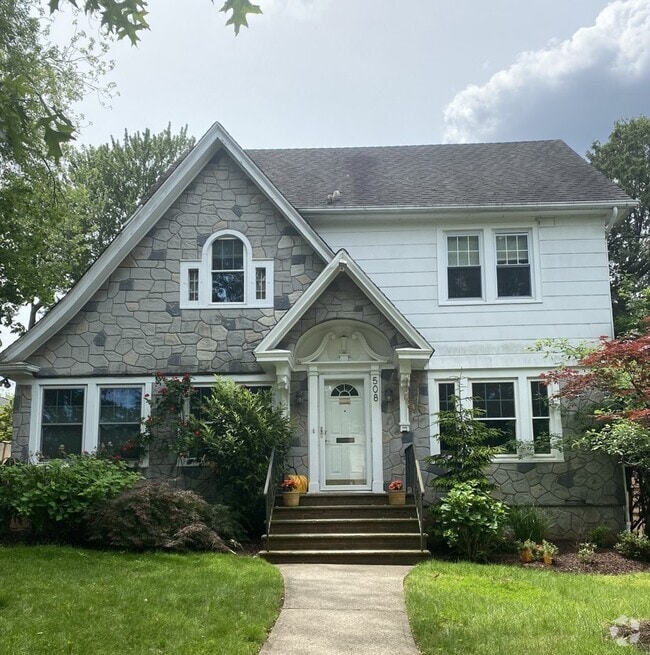 Building Photo - 508 W Englewood Ave