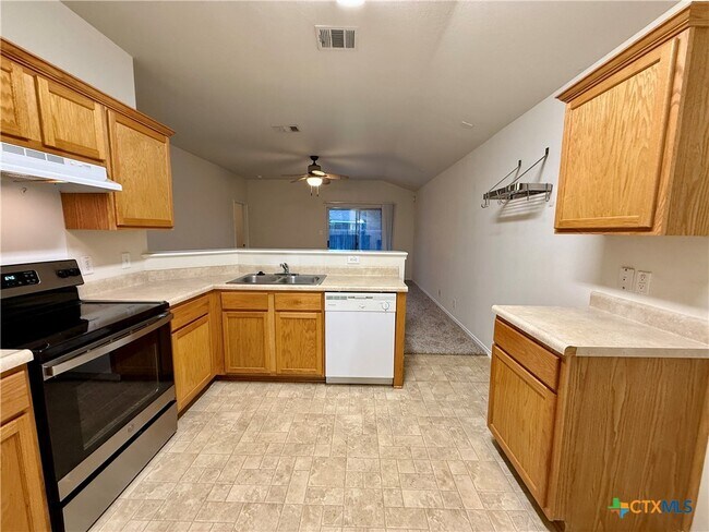Foto del edificio - 3235 Blue Jay Dr