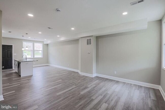 Building Photo - 4 Bedroom Beautiful Home