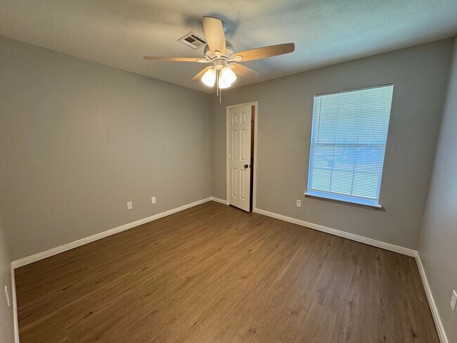 Foto del edificio - Updated 4 Bedroom Duplex in China Spring ISD