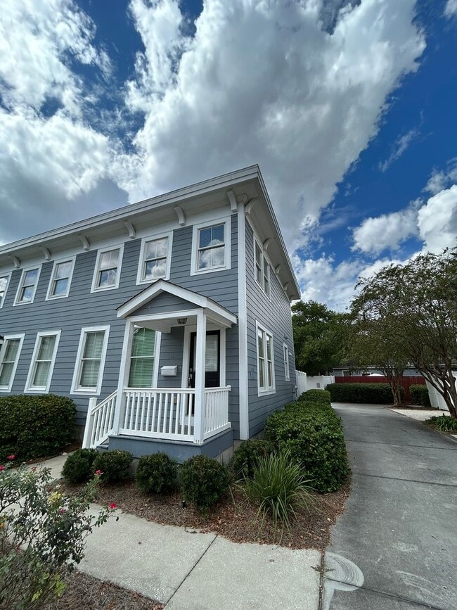 Building Photo - **FIRST MONTH RENT FREE**Charming 3 Bedroom/2 Bathroom with off street parking in Downtown Savann...