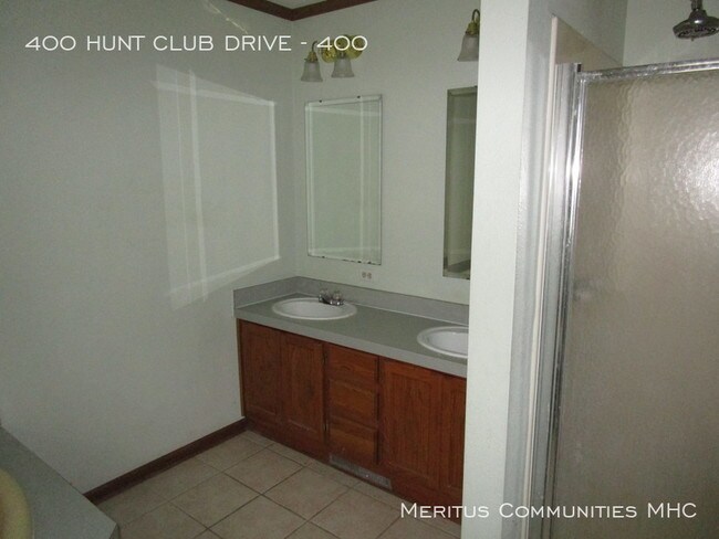 Building Photo - 400 Hunt Club Dr