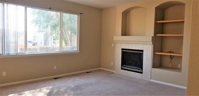 Foto del edificio - 3 Bedroom + Loft with Main Floor Office and 3 Car Garage!