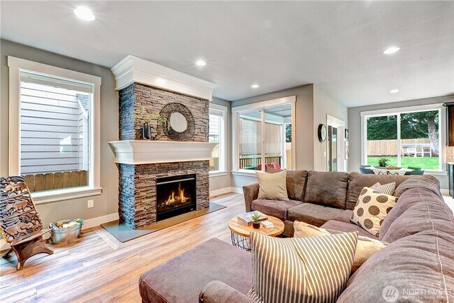 Foto del edificio - Luxury NW Living: 4 Bedroom Masterpiece with Dual Suites and Private Yard in Desirable Browns Point!