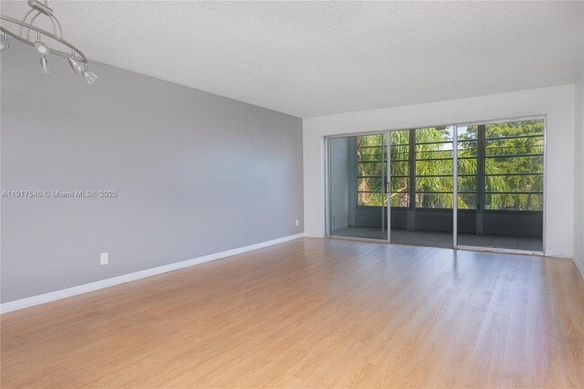 Foto del edificio - 8330 Sands Point Blvd