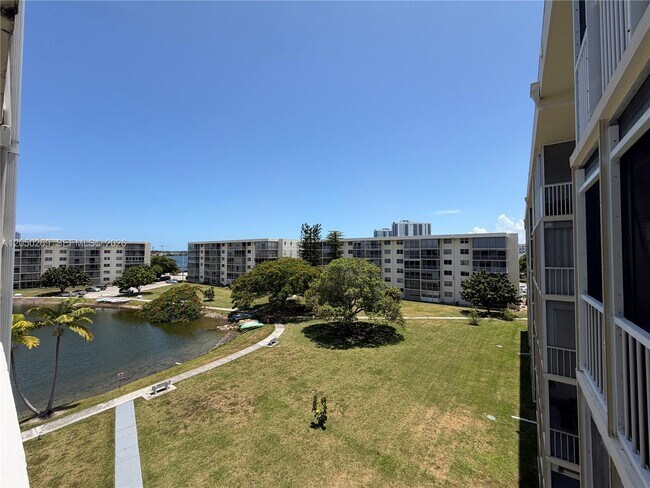 Foto del edificio - 2851 Leonard Dr