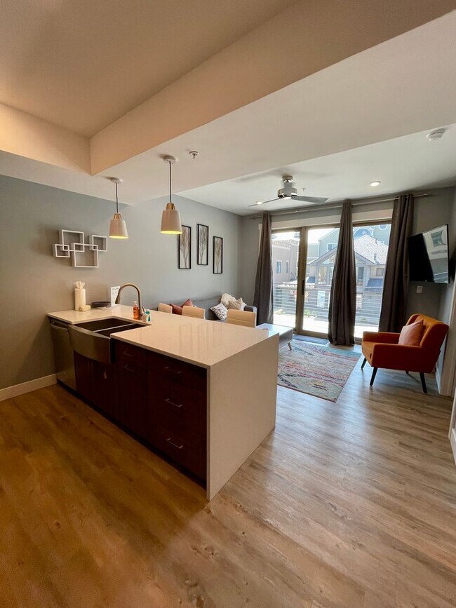Foto del edificio - Modern One Bedroom in Prospector - REDUCED...