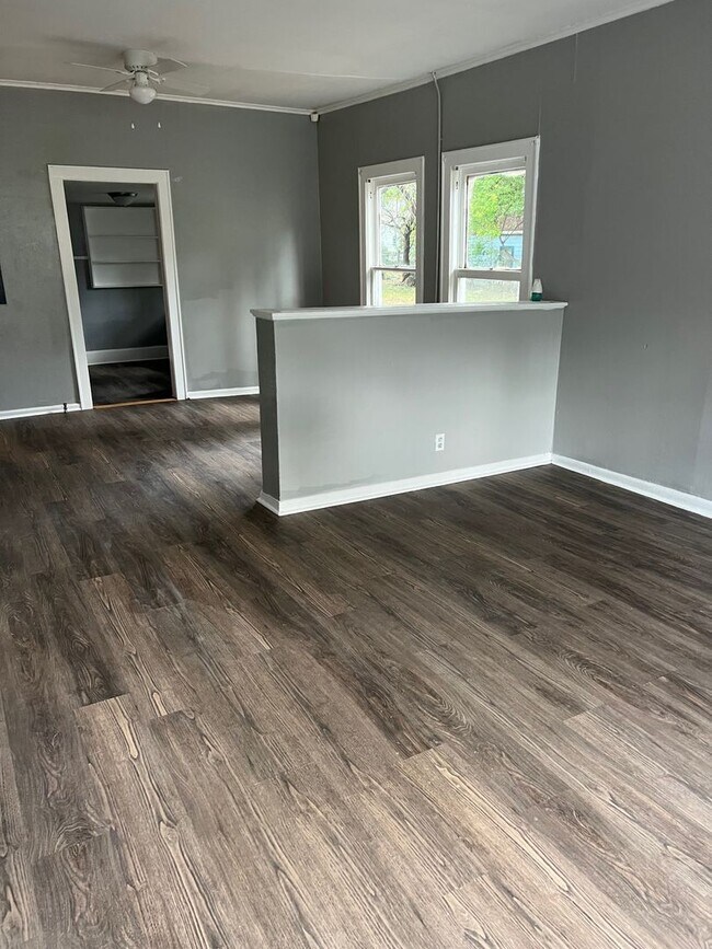 Foto del edificio - Large 4 Bedrooms 2 Bathrooms