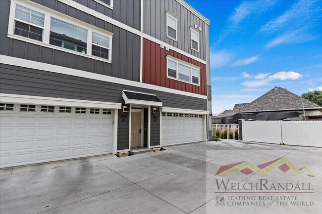 Foto del edificio - Townhome with Style and Space Close to Dow...