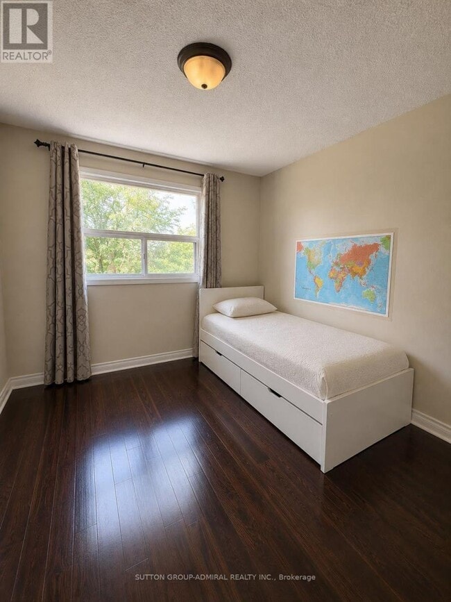 Building Photo - 37 Royal Colwood Ct
