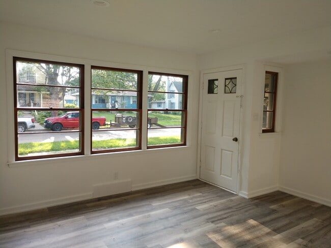 Living room/entry - 209 SW School St
