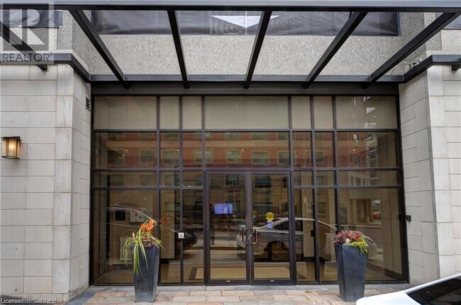 Photo du bâtiment - 150 Main St W