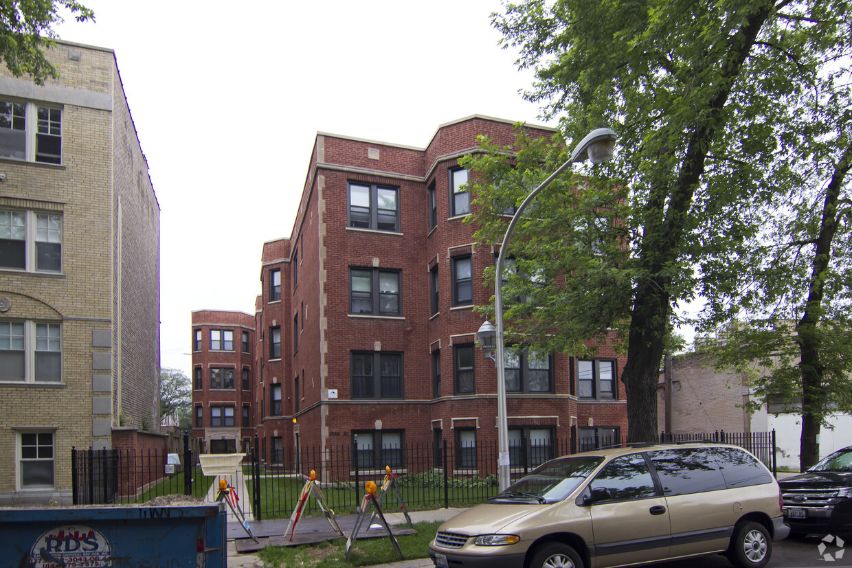 7526 N Seeley Avenue - The Seeley Court