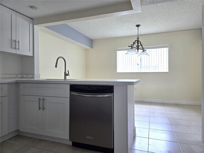 Building Photo - 900 SW 104th Ct