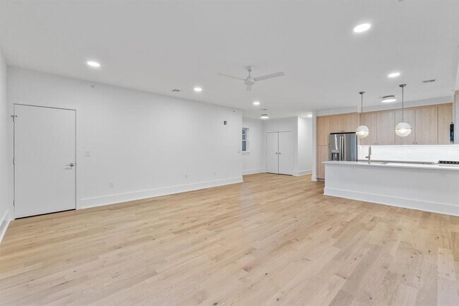 Building Photo - 525 Ave E