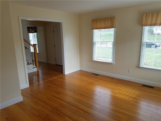Building Photo - 16 Paddock Ln