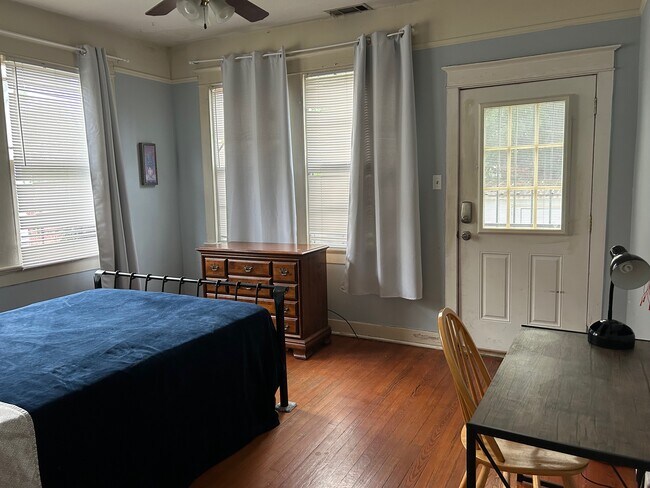 Dormitorio trasero con puerta trasera que conduce al lavadero - 2019 Lowerline St