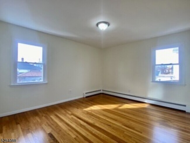 Building Photo - 940 Meacham Ave