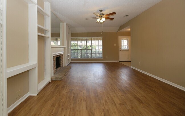 Foto del edificio - 13339 Somersworth Dr