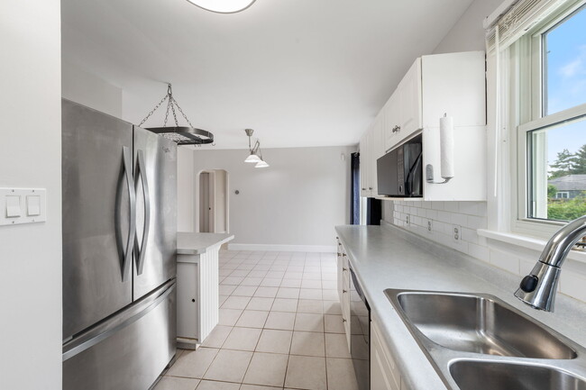 Building Photo - 659 Rayburne Ave