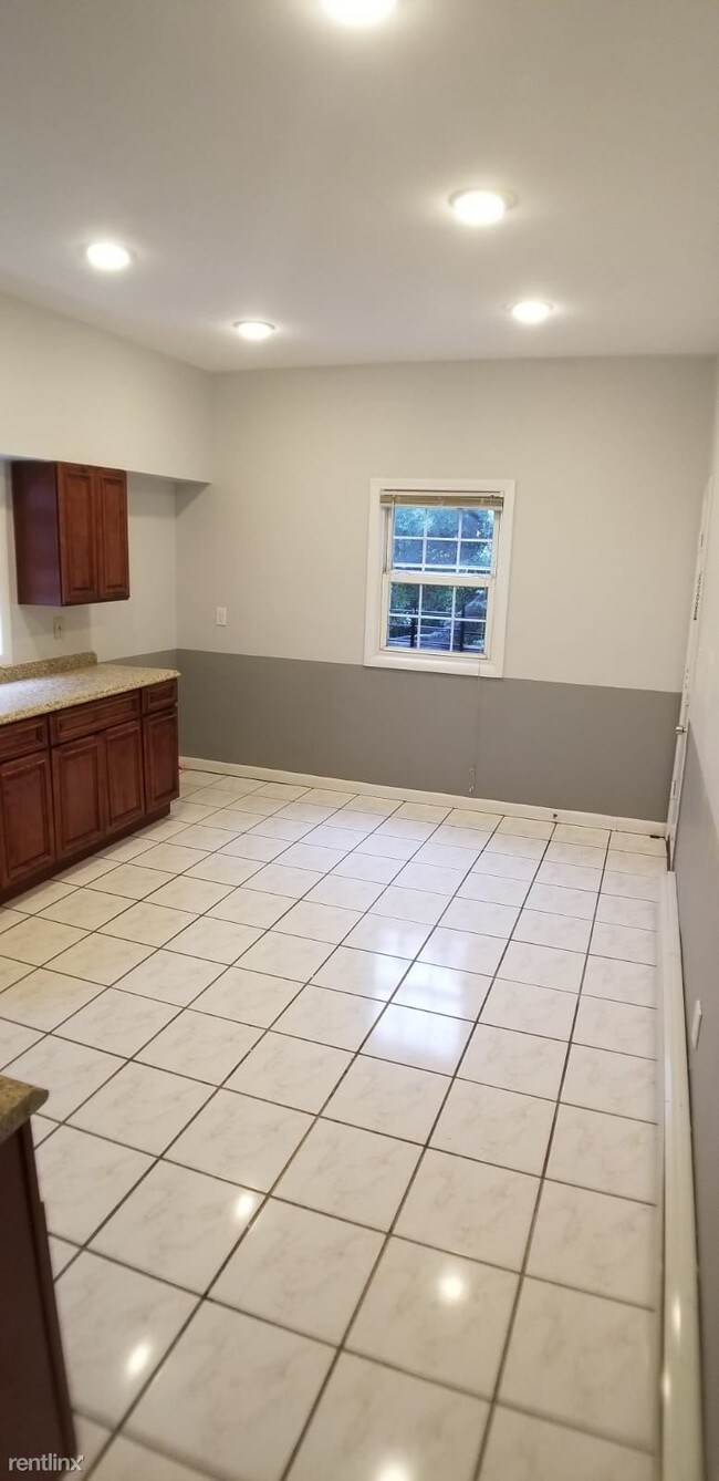 Building Photo - 3 br, 1 bath  - 660 Hunterdon St Apt 1