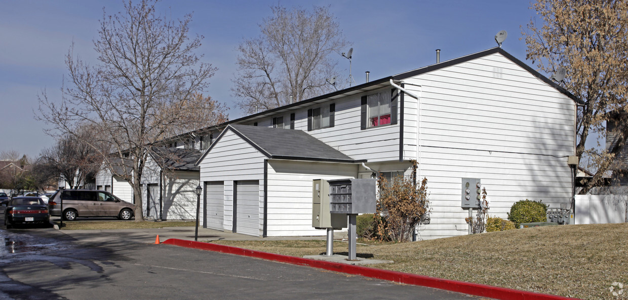 Primary Photo - Hyde Park Apartments