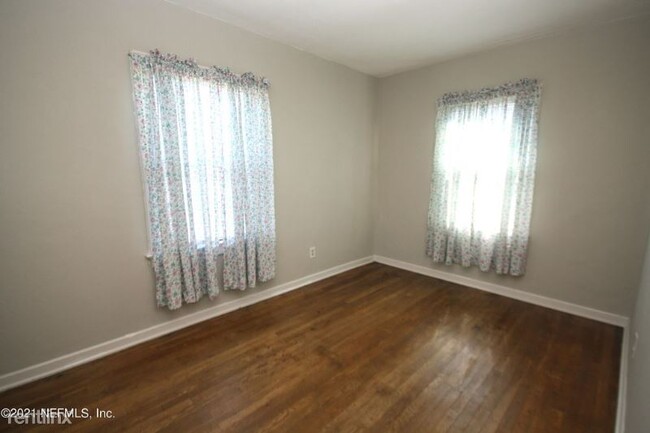 Building Photo - 3 br, 1 bath House - 2 Brackland St
