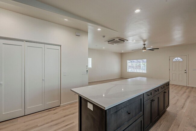 Foto del edificio - 1625 E 8th St