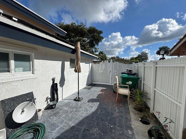 Building Photo - 10710 SW 141st Ave