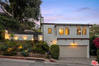 Building Photo - 8809 Wonderland Park Ave