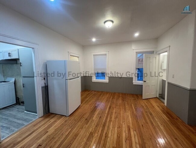 Building Photo - 42 Kilburn St