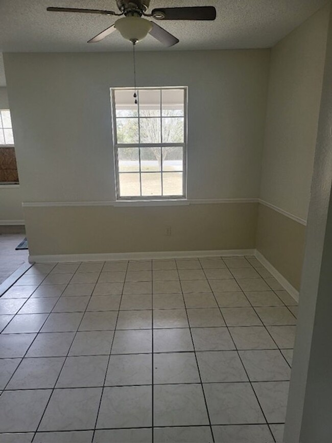 Building Photo - Silverhill 3 Bedroom